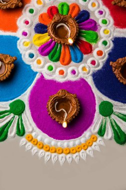 Rangoli Tasarımı, Hindistan 'da Diwali, Onam, Pongal ve Hindu festivallerinde toz renkleri kullanılarak yapılan bir sanat biçimidir.