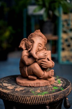 Ganesh Chaturthi ya da festival için ev yapımı çevre dostu Ganesha ya da ganpati idolü