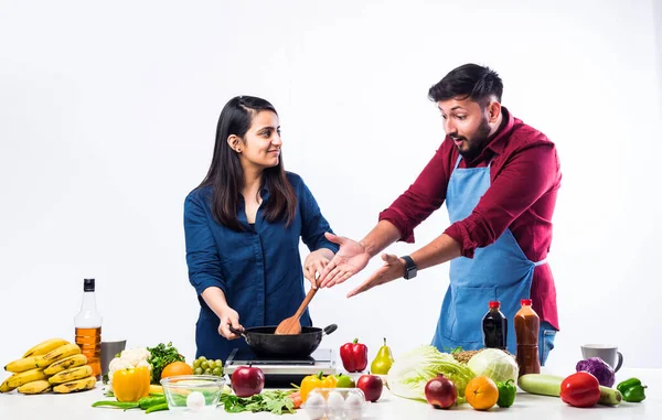 India Pareja Cocina Jóvenes Hermosa Esposa Asiática Disfrutando Cocina Con — Foto de Stock