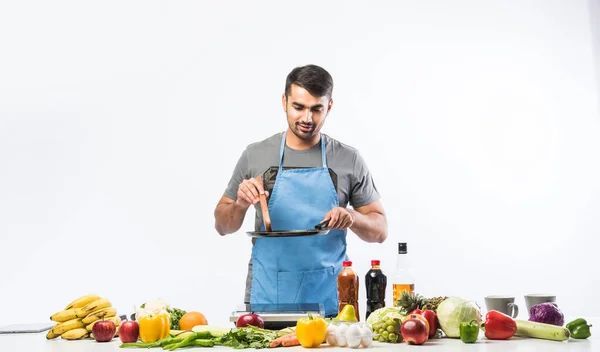 Bonito Homem Índio Sorridente Alegre Preparando Refeição Cozinha Comida Saudável — Fotografia de Stock