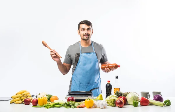 Bonito Homem Índio Sorridente Alegre Preparando Refeição Cozinha Comida Saudável — Fotografia de Stock