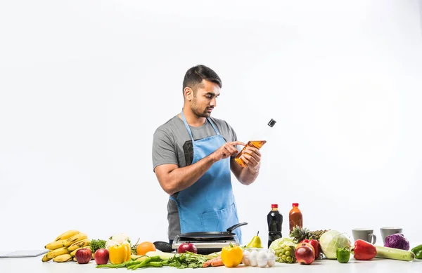 Bonito Homem Índio Sorridente Alegre Preparando Refeição Cozinha Comida Saudável — Fotografia de Stock