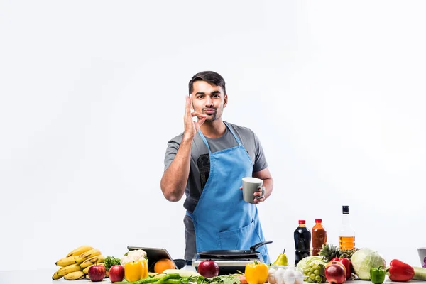 Bonito Homem Índio Sorridente Alegre Preparando Refeição Cozinha Comida Saudável — Fotografia de Stock