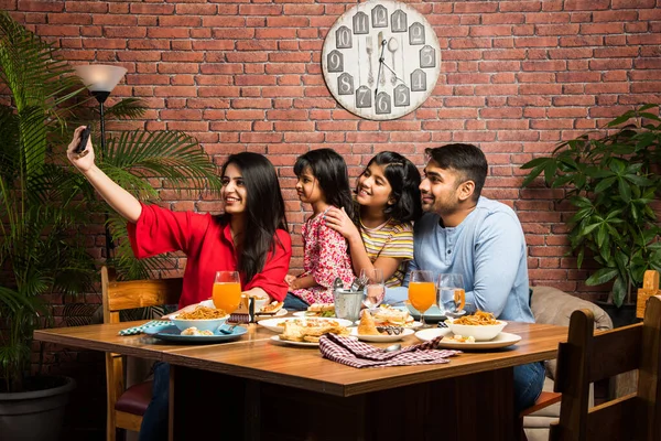 Indiano Giovane Famiglia Quattro Mangiare Cibo Tavolo Pranzo Casa Ristorante — Foto Stock