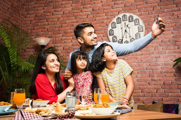 Indio Joven Familia Cuatro Personas Comiendo Comida Mesa Comedor Casa —  Fotos de Stock