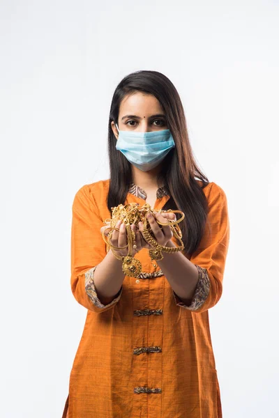 Indyjska Kobieta Posiadająca Złotą Biżuterię Ozdoby Podczas Noszenia Medycznej Maski — Zdjęcie stockowe