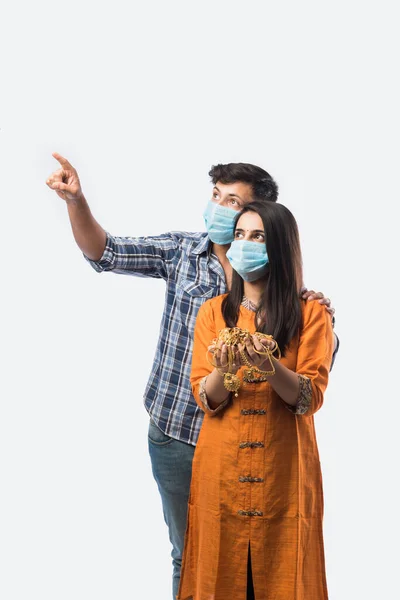 Indian Couple Holding Gold Jewelry Ornaments While Wearing Medical Face — Stock Photo, Image