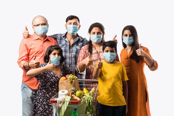 Familia India Multigeneración Que Usa Mascarilla Médica Protectora Durante Coronavirus — Foto de Stock