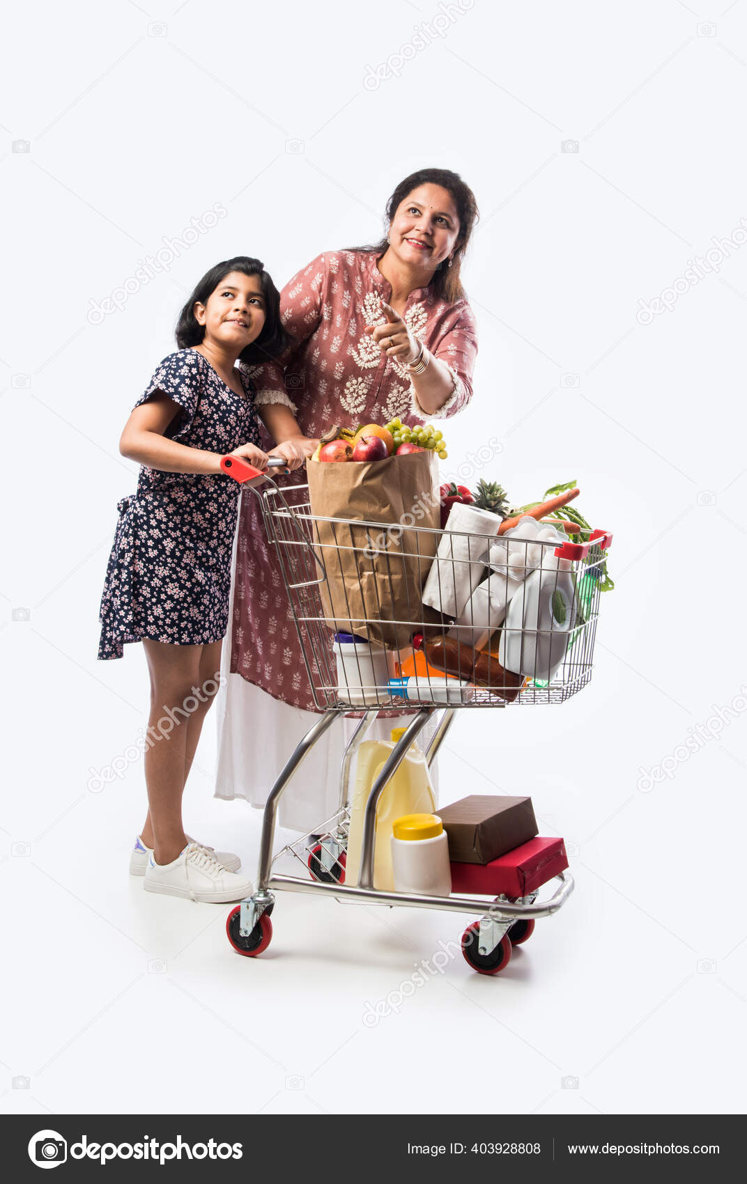 印度母女与购物车或无情地隔离在白色背景之上u2014 图库照片 