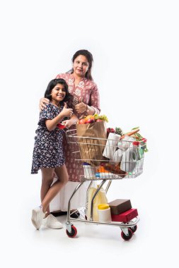 Alışveriş arabası olan Hintli anne ve kızı ya da beyaz arka planda trolle izole edilmiş.