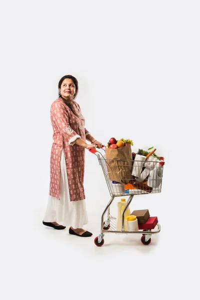 Mujer India Mediana Edad Con Carrito Compras Carrito Lleno Comestibles —  Fotos de Stock