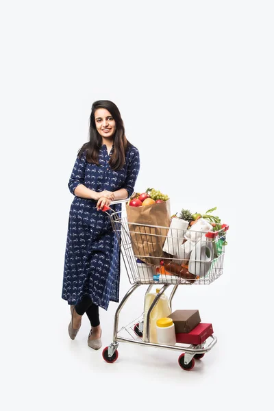 Mujer Joven India Con Carrito Compras Carrito Lleno Comestibles Verduras —  Fotos de Stock