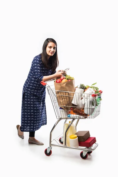 Індійська Молода Жінка Шопінговим Візком Або Тролем Повний Продуктів Овочів — стокове фото