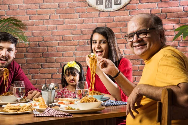 Famiglia Indiana Multigenerazionale Mangiare Cibo Tavolo Pranzo Casa Ristorante Nonno — Foto Stock