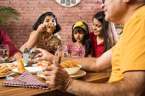 Indisk Flergenerationsfamilj Äta Mat Vid Matbordet Hemma Eller Restaurang Sydasiatisk — Stockfoto