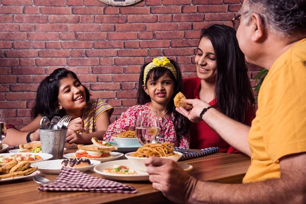 Familia India Multigeneracional Comiendo Comida Mesa Comedor Casa Restaurante Abuelo —  Fotos de Stock