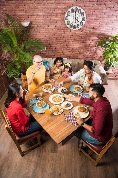 Familia India Multigeneracional Comiendo Comida Mesa Comedor Casa Restaurante Abuelo —  Fotos de Stock