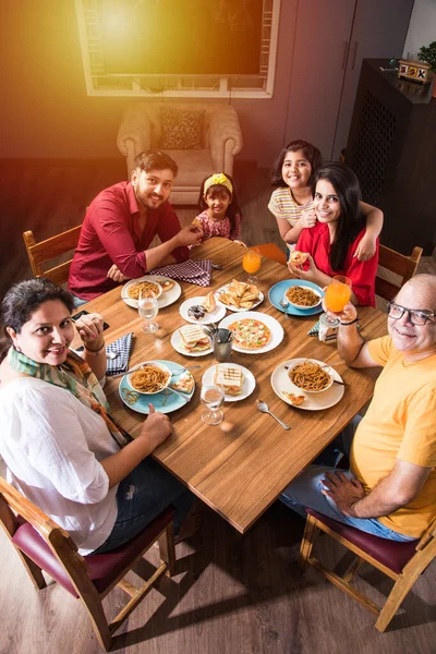 Familia India Multigeneracional Comiendo Comida Mesa Comedor Casa Restaurante Abuelo —  Fotos de Stock