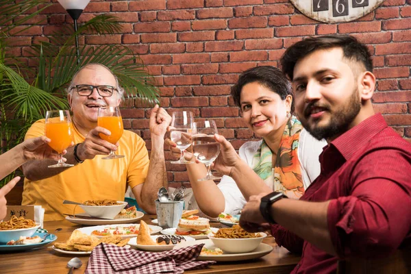 Famiglia Indiana Multigenerazionale Mangiare Cibo Tavolo Pranzo Casa Ristorante Nonno — Foto Stock