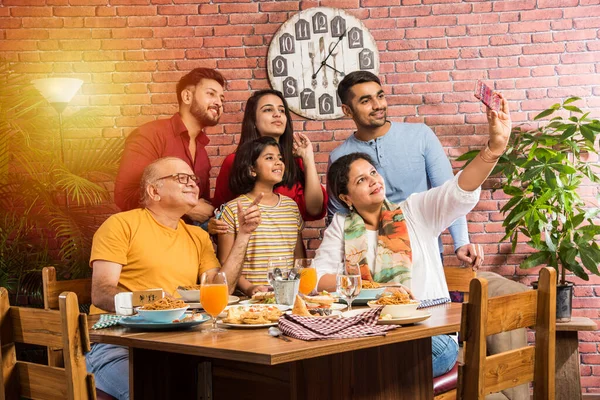 Familia India Multigeneracional Comiendo Comida Mesa Comedor Casa Restaurante Abuelo —  Fotos de Stock