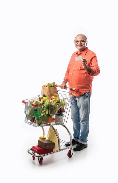 Індійський Старий Чоловік Шопінговим Візком Або Тролем Повний Овочів Фруктів — стокове фото