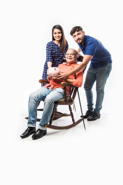 Indiano Velho Homem Pai Segurando Porquinho Banco Com Jovem Filho — Fotografia de Stock