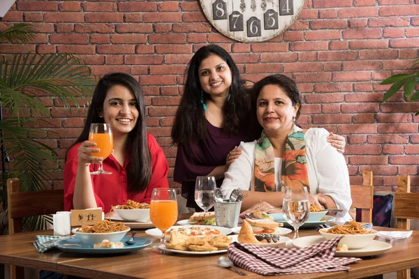 Indiase Vrienden Eten Dineren Restaurant Aziatische Mensen Het Gezicht Voor — Stockfoto