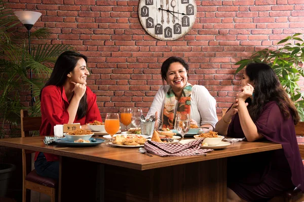 Indische Freunde Essen Oder Essen Restaurant Asiaten Treffen Sich Zum — Stockfoto