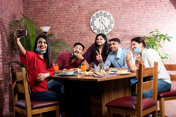 India Asiático Amigos Comiendo Restaurante Comedor Concepto Usando Protector Cara —  Fotos de Stock