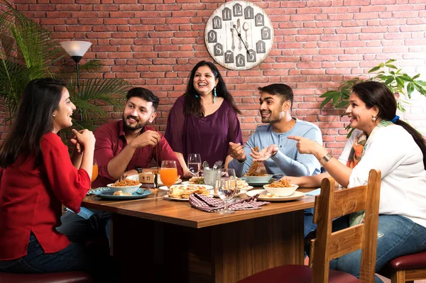 Amigos Indios Comiendo Cenando Restaurante Gente Asiática Cara Para Reunirse —  Fotos de Stock