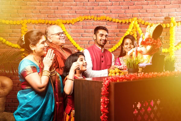 Happy Indian Family Celebrating Ganesh Festival Chaturthi Здоров Або Виконання — стокове фото