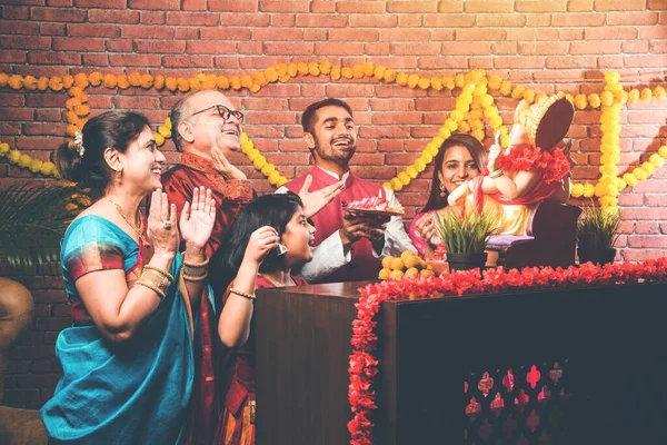 Happy Indian Family Celebrating Ganesh Festival Chaturthi Powitanie Lub Wykonanie — Zdjęcie stockowe