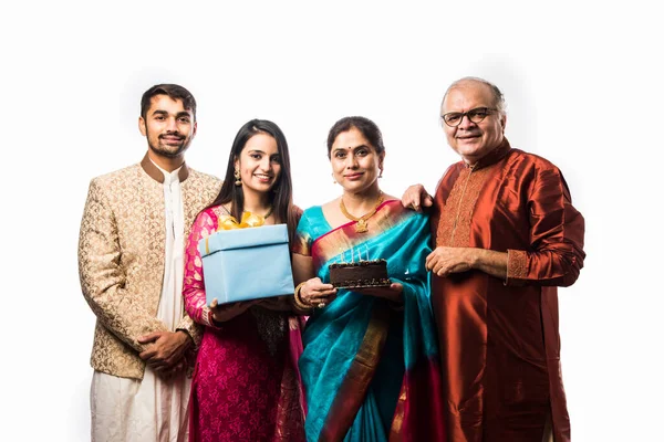 Indiase Senior Vrouw Met Familie Vieren Verjaardag Door Het Blazen — Stockfoto