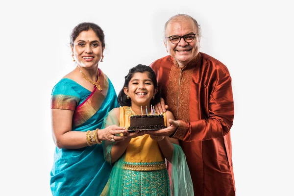 Schattig Klein Indiaas Aziatisch Kleindochter Meisje Vieren Verjaardag Met Grootouders — Stockfoto