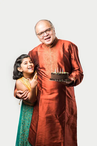 인도의 시니어나 손녀딸과 민족적 배경에 고립되어 케이크 촛불을 생일을 축하하는 — 스톡 사진