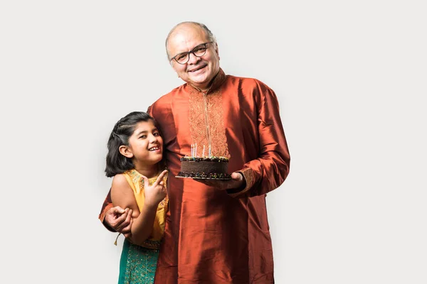 Indiano Anziano Anziano Con Nipote Che Festeggia Compleanno Soffiando Candele — Foto Stock