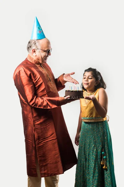 Indiano Anziano Anziano Con Nipote Che Festeggia Compleanno Soffiando Candele — Foto Stock