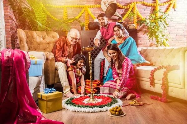 Happy Indian Family Celebrating Ganesh Festival Chaturthi Здоров Або Виконання — стокове фото