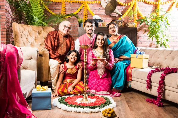 Happy Indian Family Celebrating Ganesh Festival Chaturthi Powitanie Lub Wykonanie — Zdjęcie stockowe