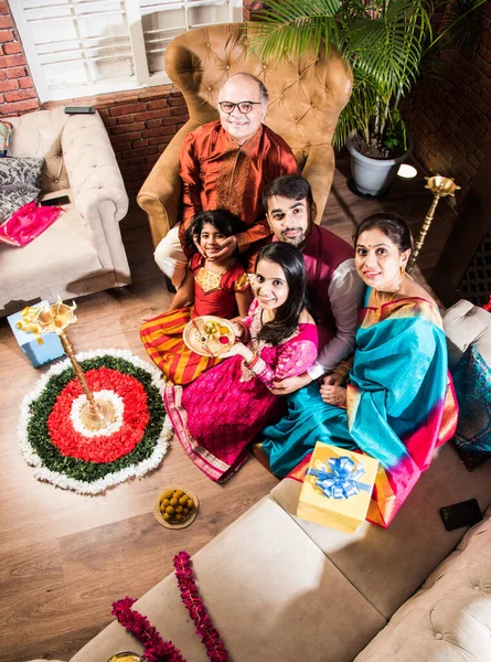 Happy Indian Family Celebrare Ganesh Festival Chaturthi Accogliere Esibirsi Pooja — Foto Stock