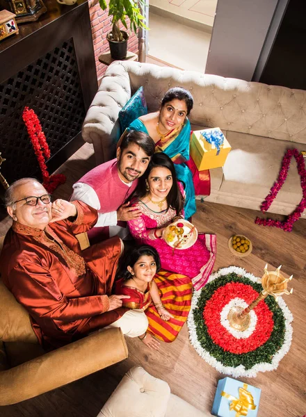 Happy Indian Family Celebrating Ganesh Festival Chaturthi Dando Bienvenida Realizando — Foto de Stock