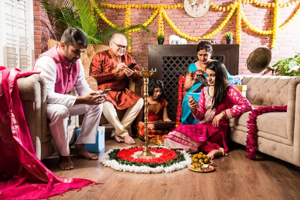 印度Cel Phone Addiction India 多代印度家庭在Diwali音乐节上使用智能手机 家中装饰Diwali Diya Flower Rangoli Sweets — 图库照片