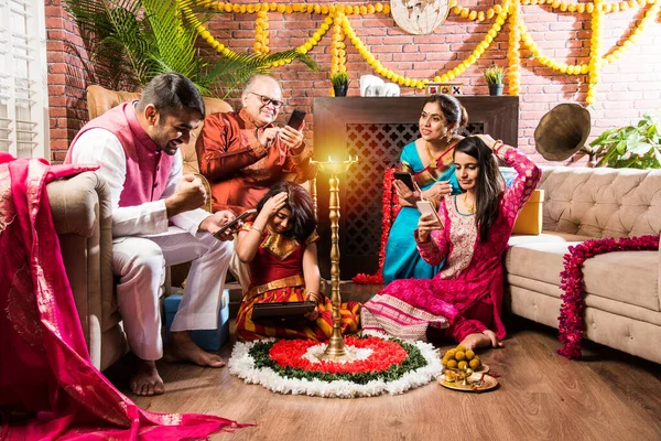 Adicción Teléfono Celular India Familia India Multigeneracional Que Utiliza Teléfono —  Fotos de Stock