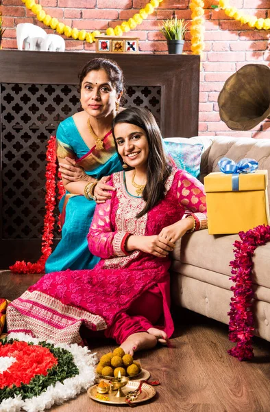 庆祝Ganesh节或Chaturthi的快乐印度家庭 欢迎或表演Pooja 并在家里享用装饰有Marigold花的传统服饰中的糖果 — 图库照片