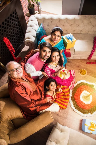 Happy Indian Family Celebrare Ganesh Festival Chaturthi Accogliere Esibirsi Pooja — Foto Stock