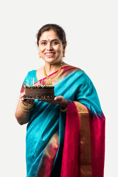 India Hermosa Anciana Dama Celebrando Cumpleaños Con Pastel Chocolate Mientras — Foto de Stock