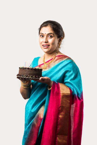 Indiaas Mooi Oud Vrouw Dame Vieren Verjaardag Met Chocolade Taart — Stockfoto