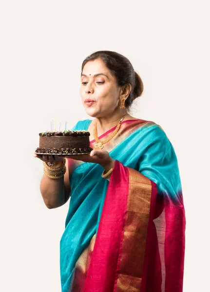 Indian Piękne Starsza Kobieta Lub Pani Świętuje Urodziny Tortu Czekoladowego — Zdjęcie stockowe
