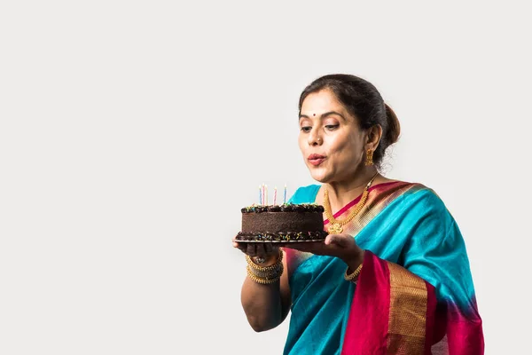 India Hermosa Anciana Dama Celebrando Cumpleaños Con Pastel Chocolate Mientras — Foto de Stock