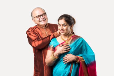 Hintli yaşlı adam doğum gününde, sevgililer gününde, yıldönümünde ya da Diwali festivalinde güzel karısına altın kolye takıyor ya da sunuyor.